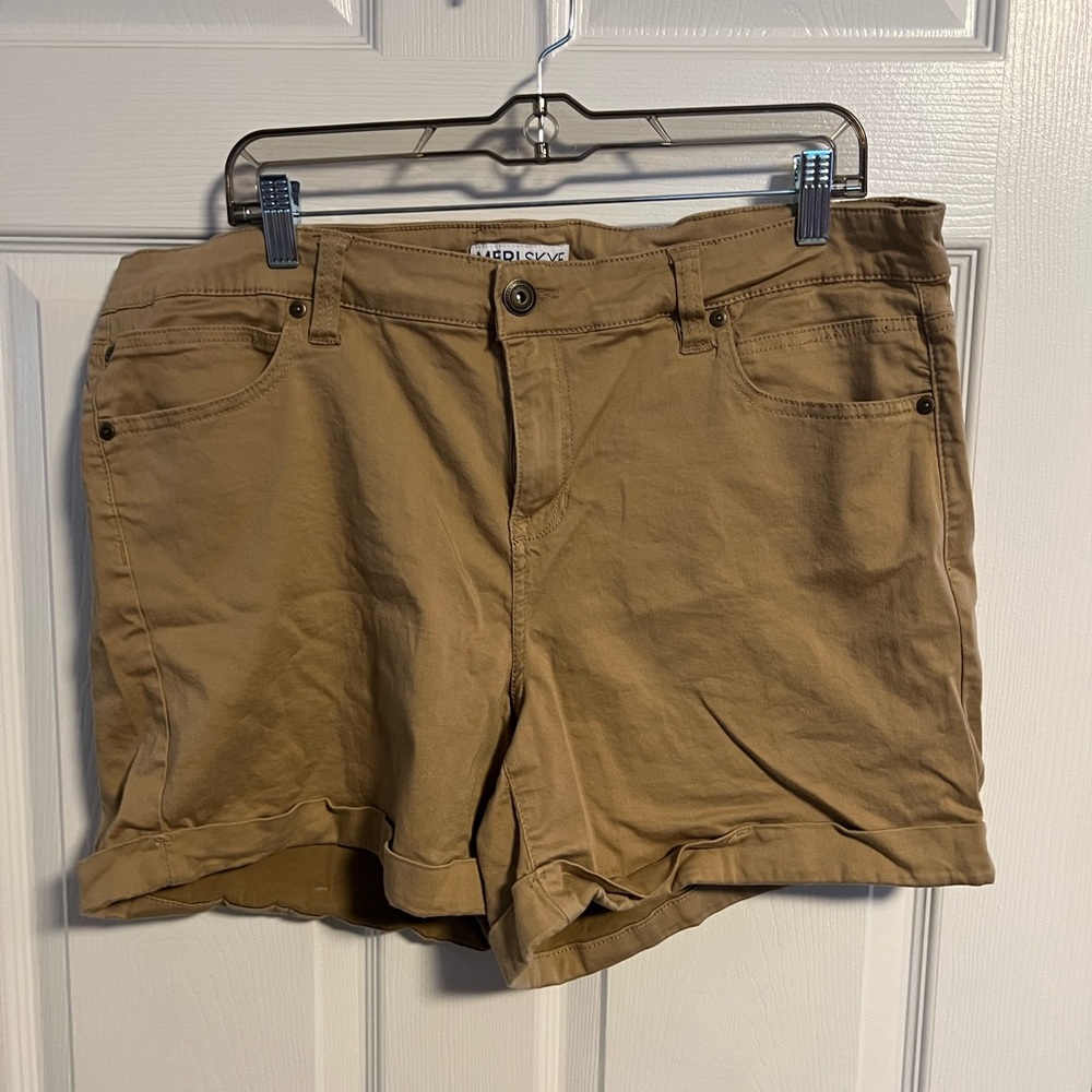 Meri Sky women’s size 16 kaki shorts.